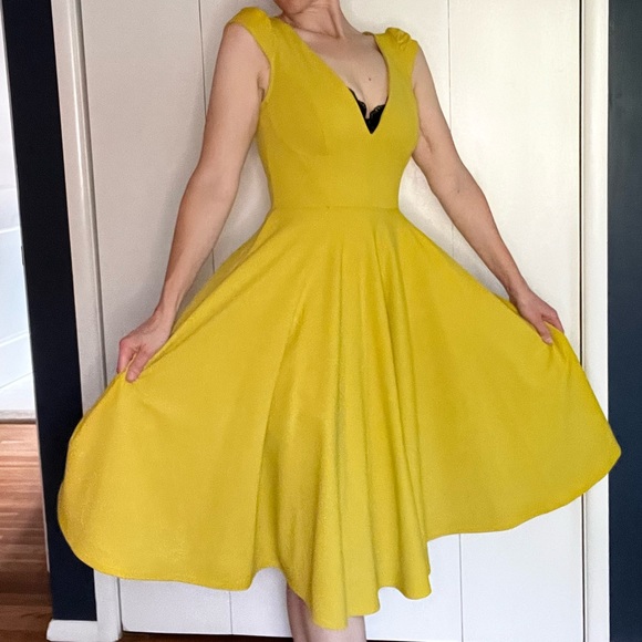 Unique Vintage Glamazon Dress size Medium - Picture 2 of 7